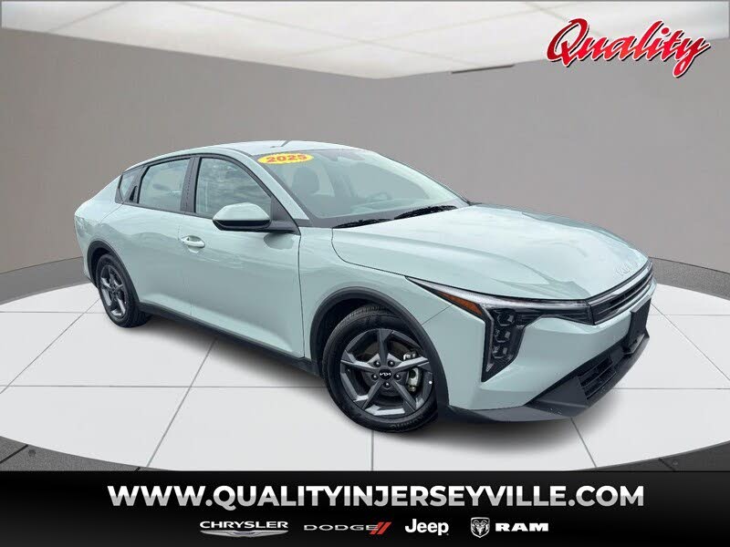 PRE-OWNED 2025 KIA K4 LXS photo 1