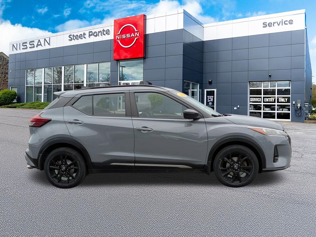 2022 Nissan Kicks SR