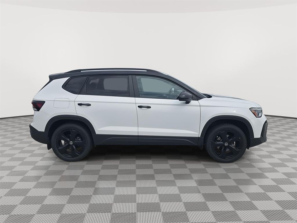 2025 Volkswagen Taos SE Black