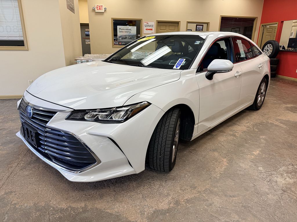 2022 Toyota Avalon Hybrid XLE