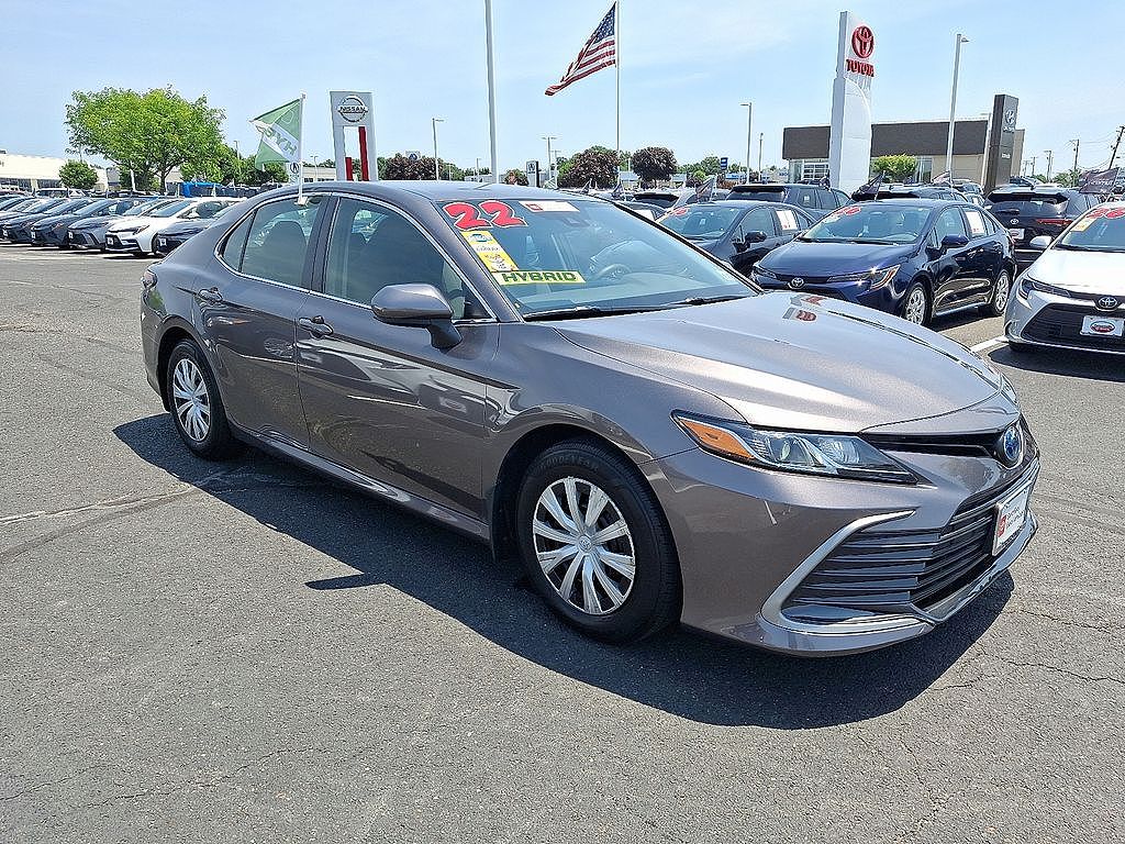 2022 Toyota Camry Hybrid LE