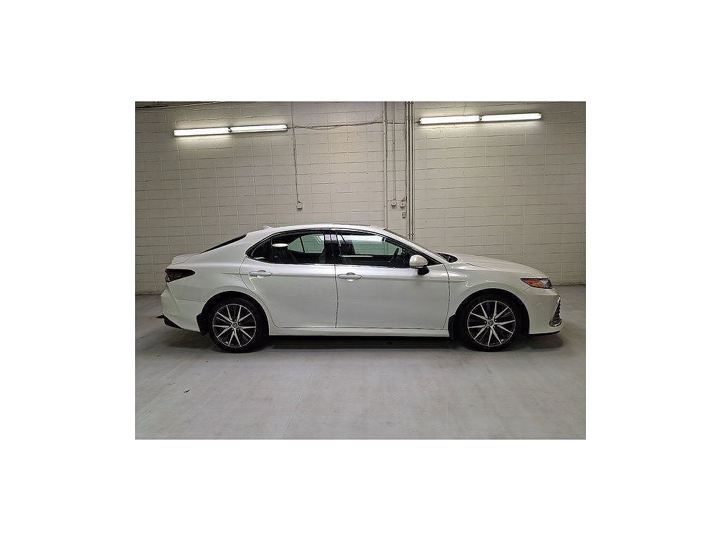 2022 Toyota Camry Hybrid XLE