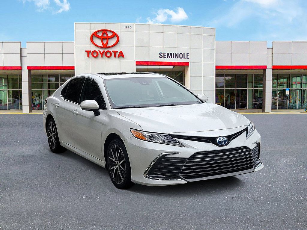 2022 Toyota Camry Hybrid XLE