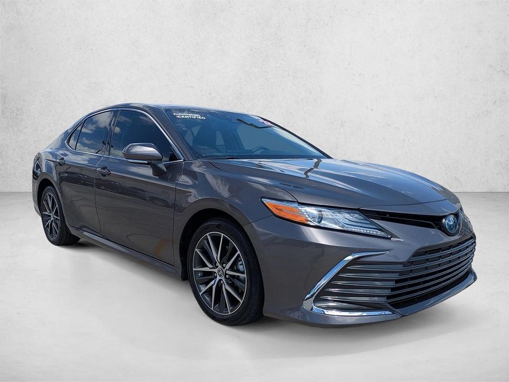2022 Toyota Camry Hybrid XLE