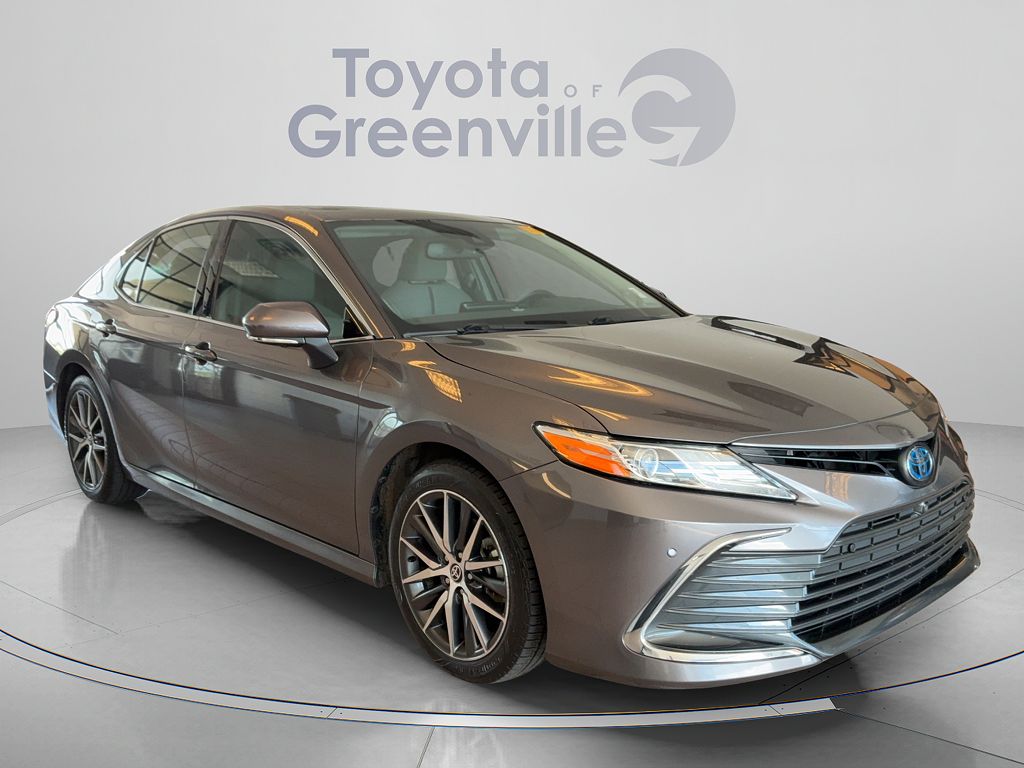 2022 Toyota Camry Hybrid XLE