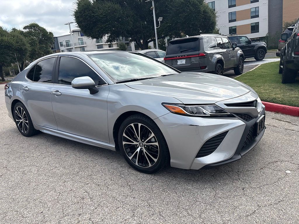 2020 Toyota Camry Hybrid SE