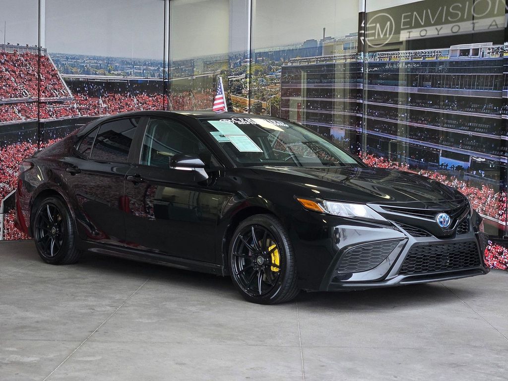2022 Toyota Camry Hybrid SE Nightshade
