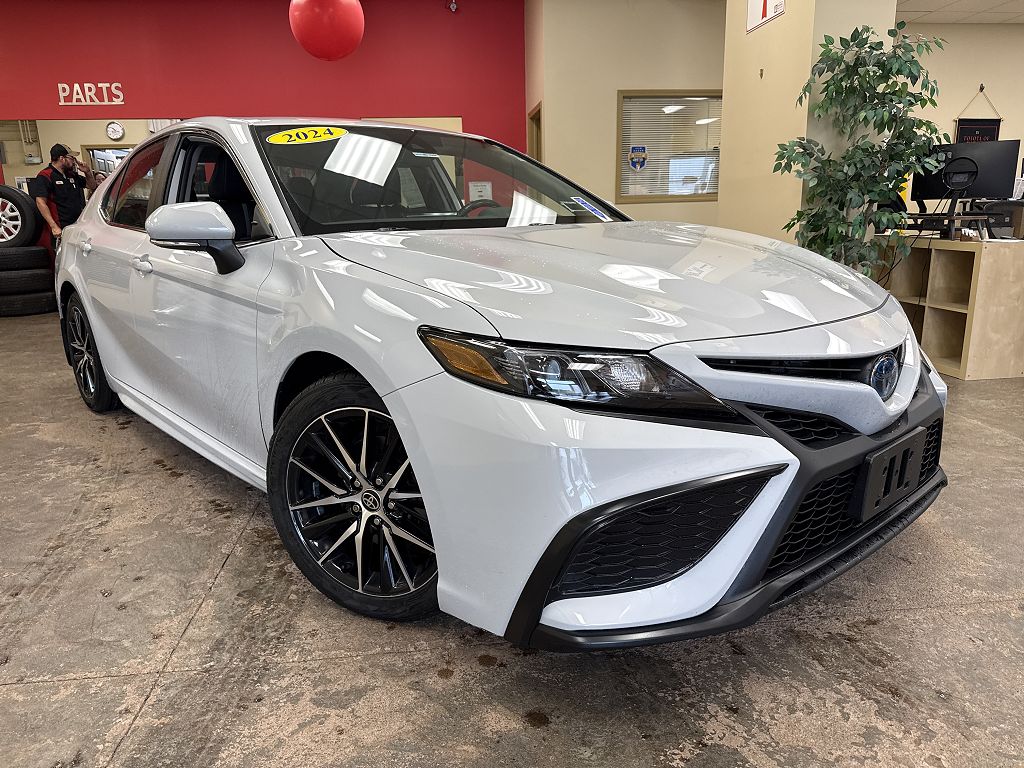 2024 Toyota Camry Hybrid SE