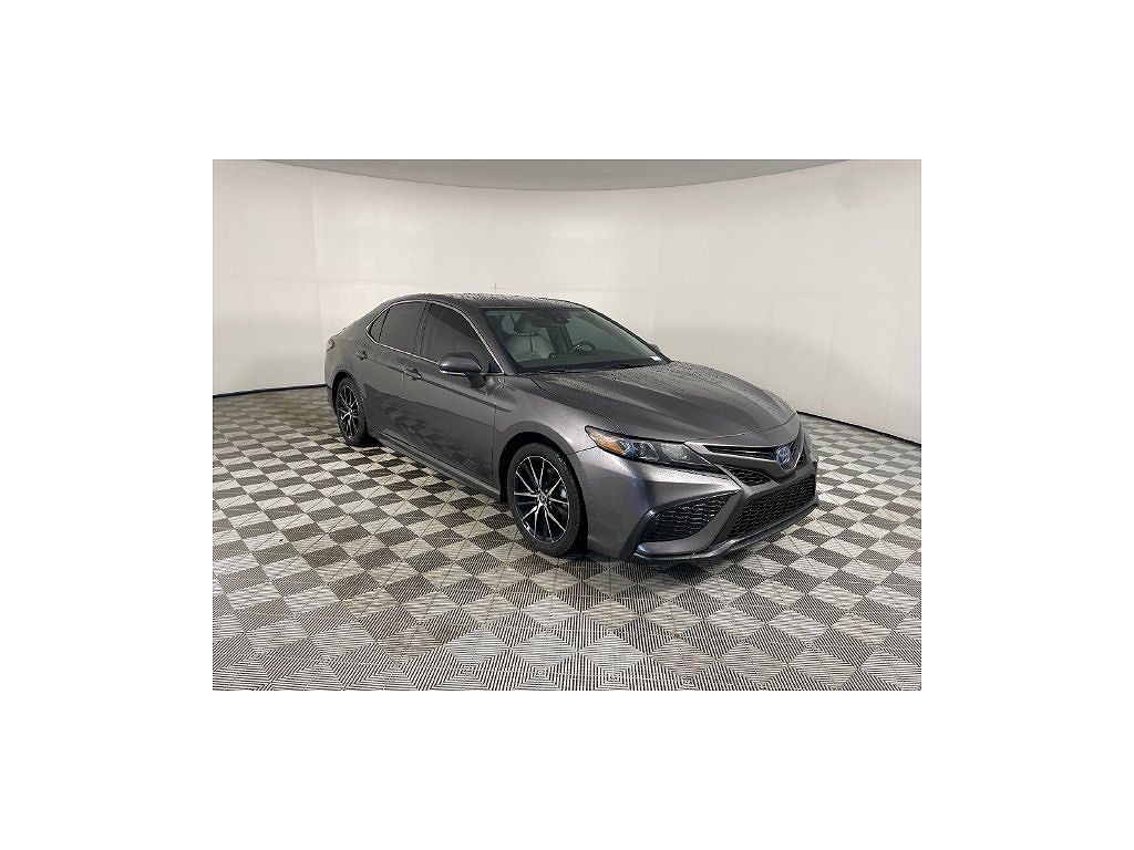 2022 Toyota Camry Hybrid SE