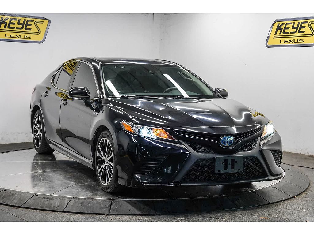 2020 Toyota Camry Hybrid SE