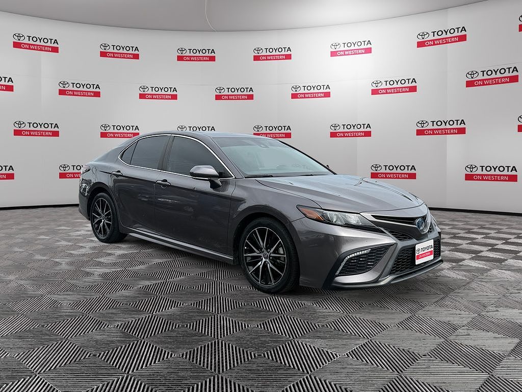 2022 Toyota Camry Hybrid SE