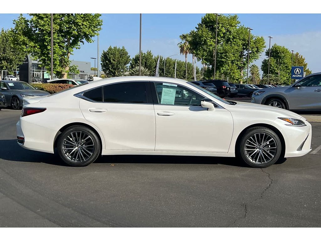 2025 Lexus ES 300h F SPORT Design