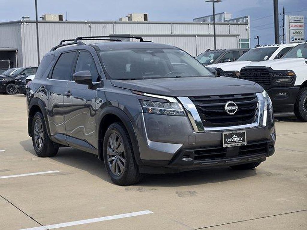 2022 Nissan Pathfinder SV