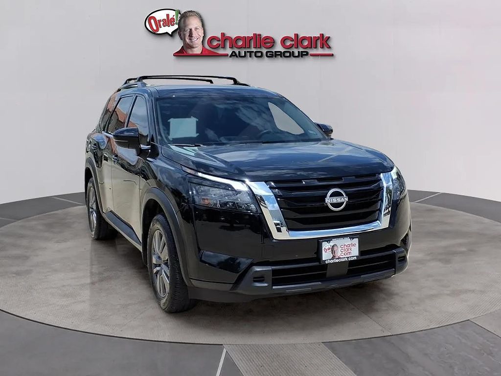 2024 Nissan Pathfinder SV