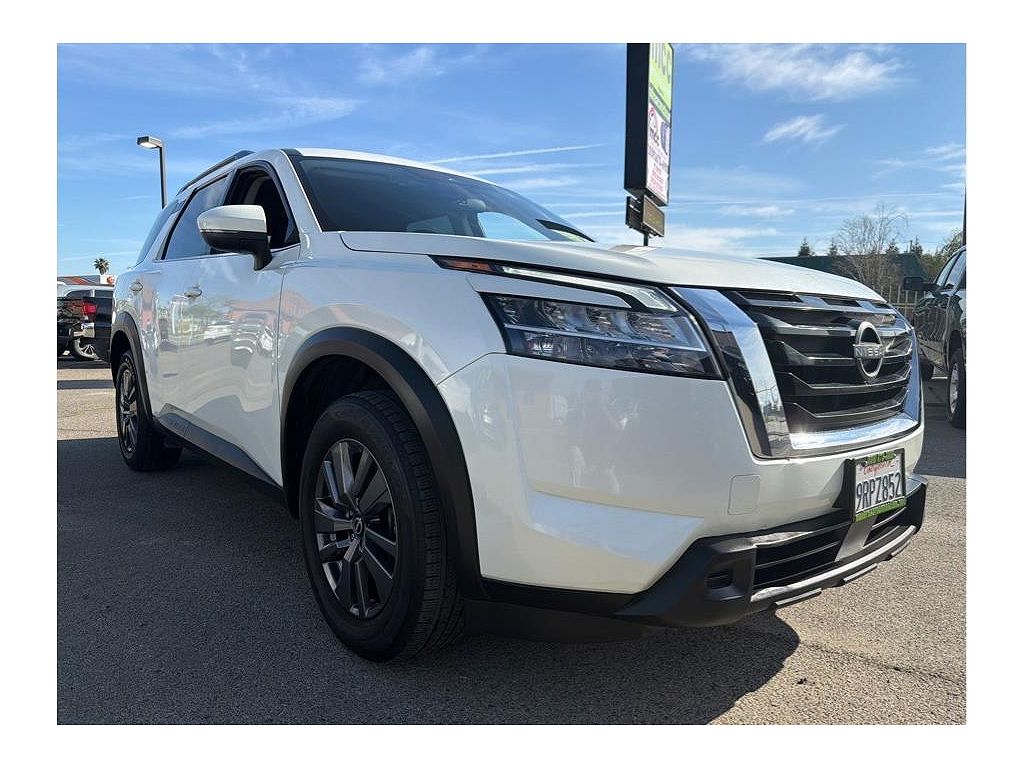 2022 Nissan Pathfinder SV