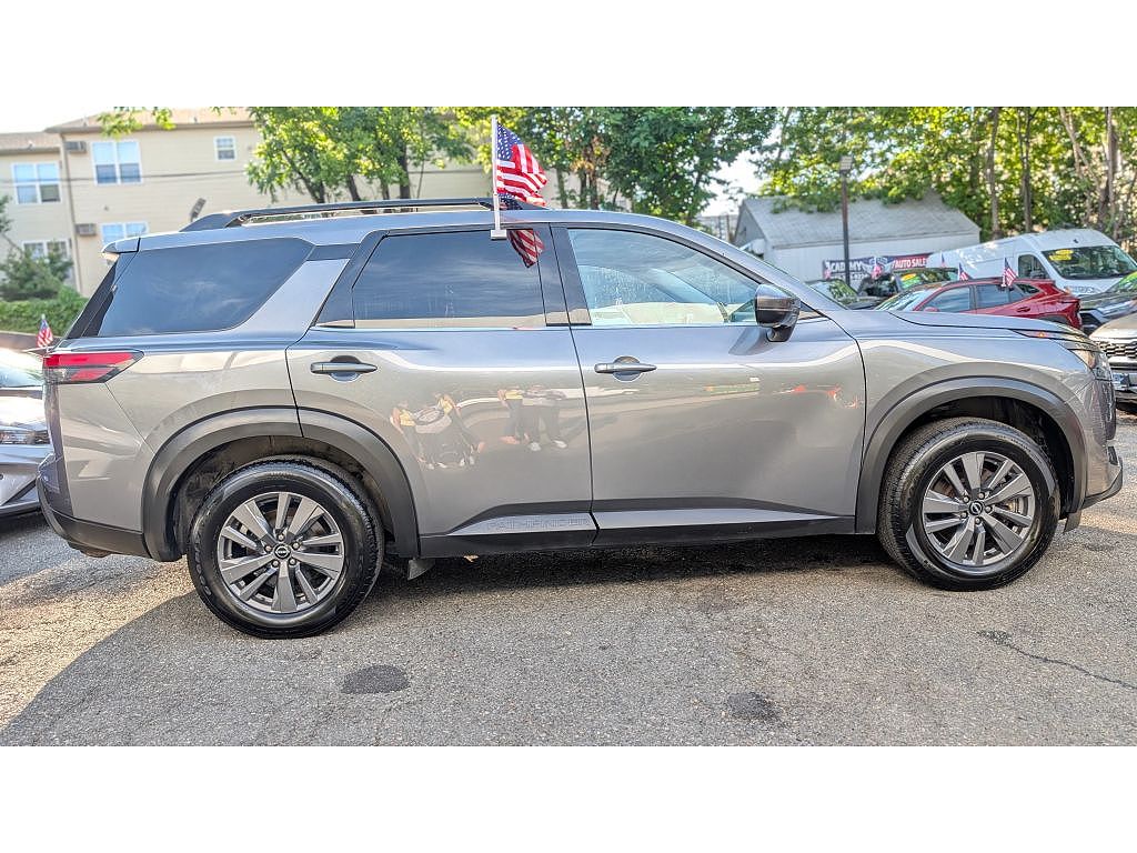 2024 Nissan Pathfinder SV