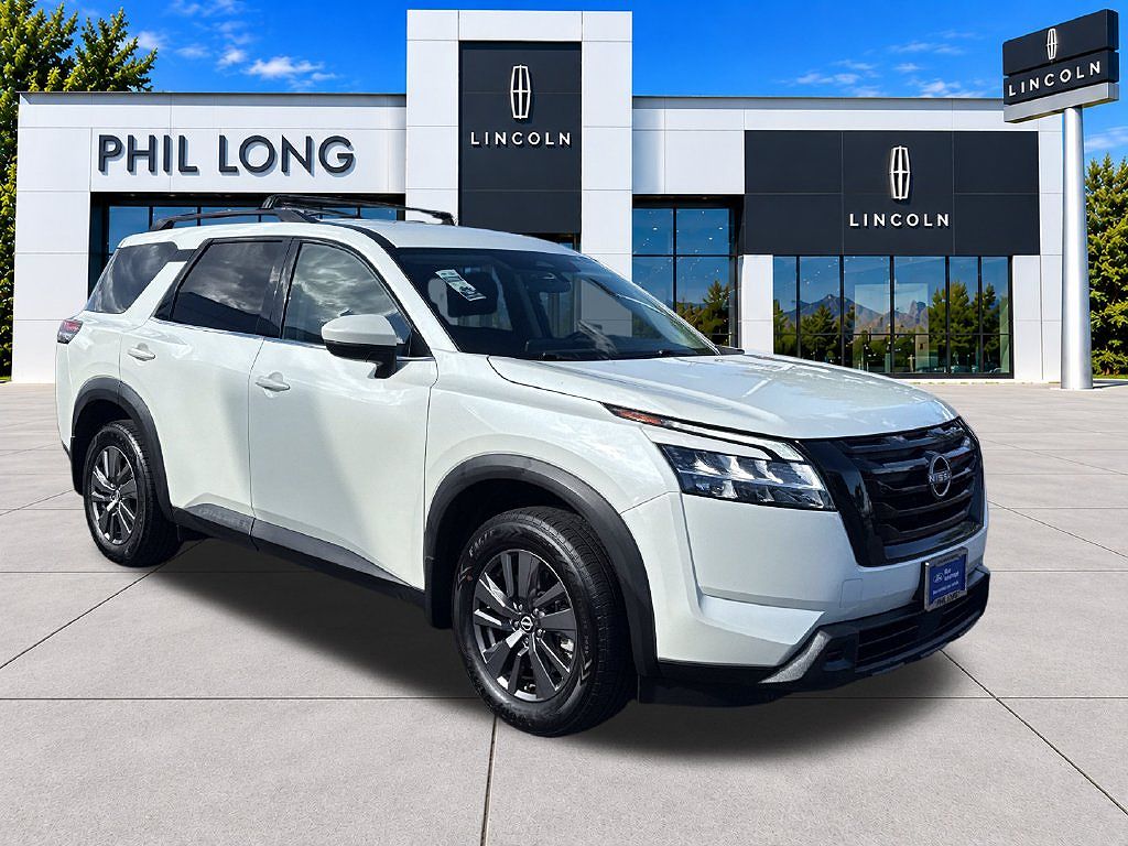 2022 Nissan Pathfinder SV