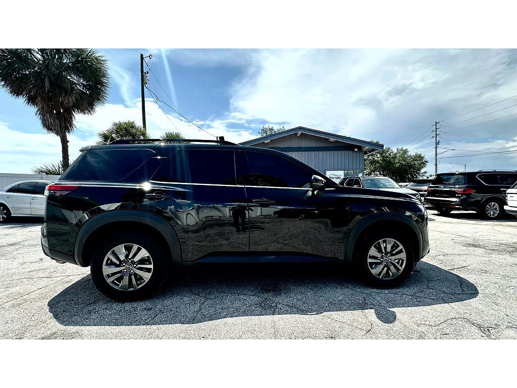 2024 Nissan Pathfinder SV