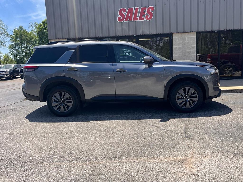 2022 Nissan Pathfinder SV