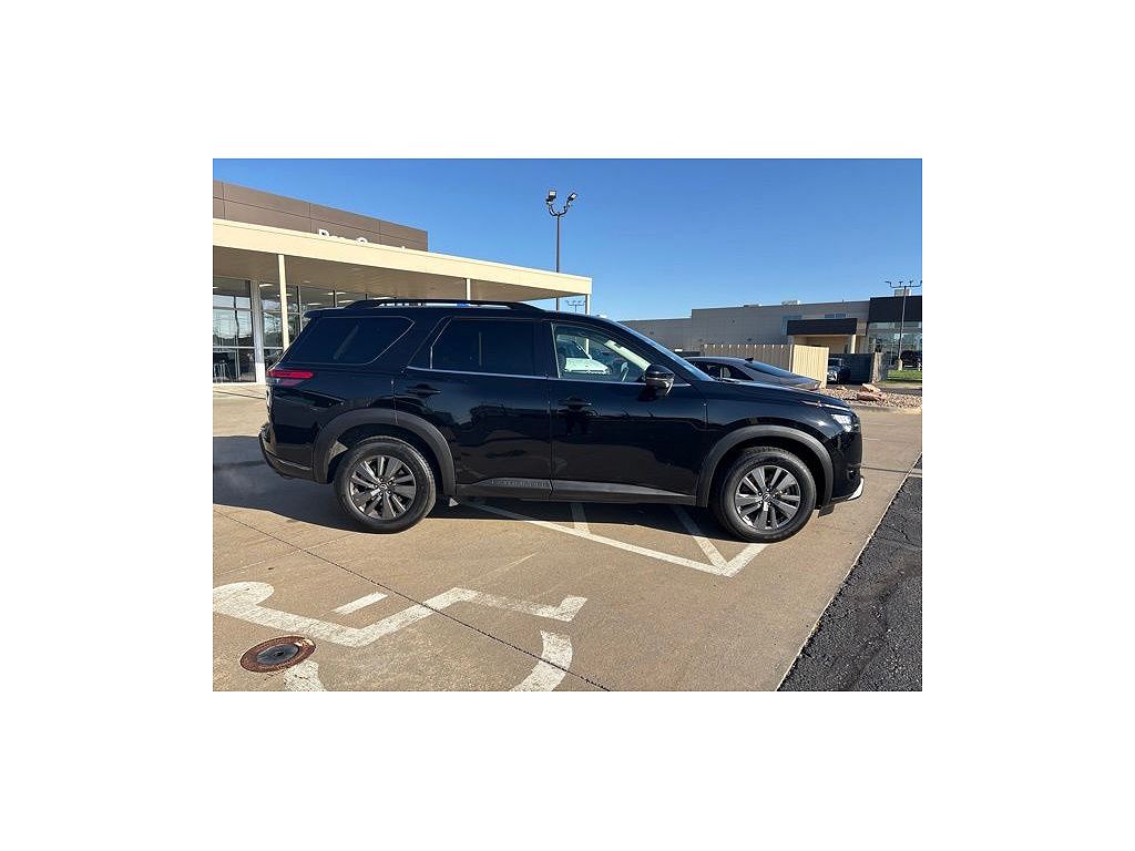 2024 Nissan Pathfinder SV