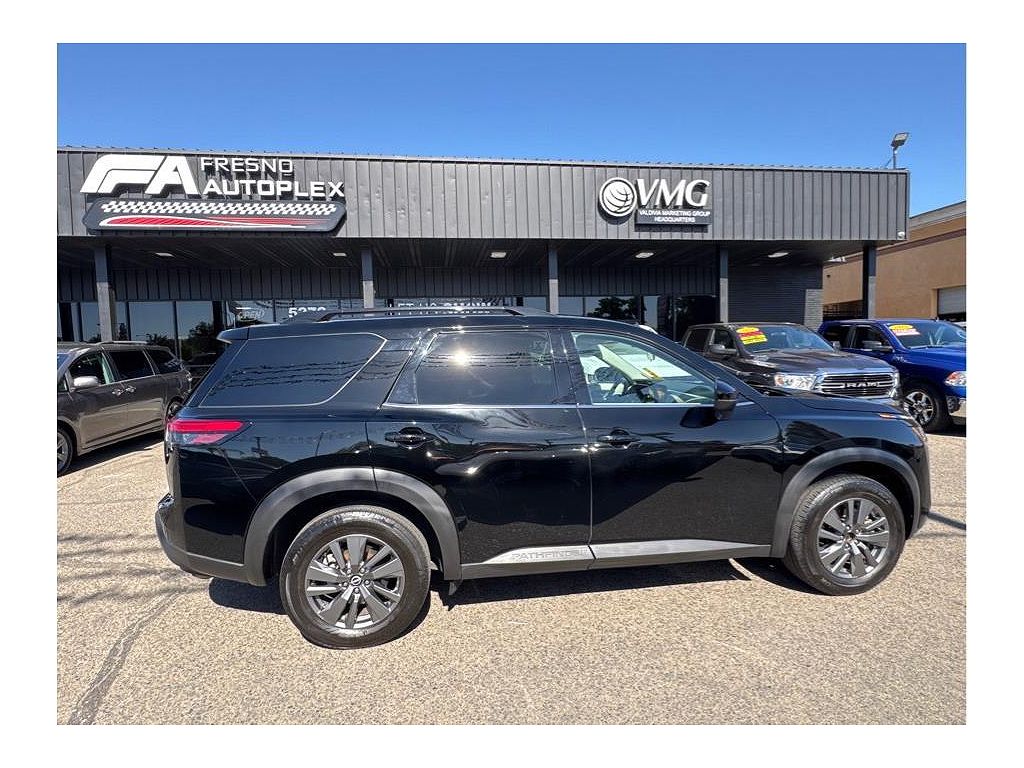 2024 Nissan Pathfinder SV
