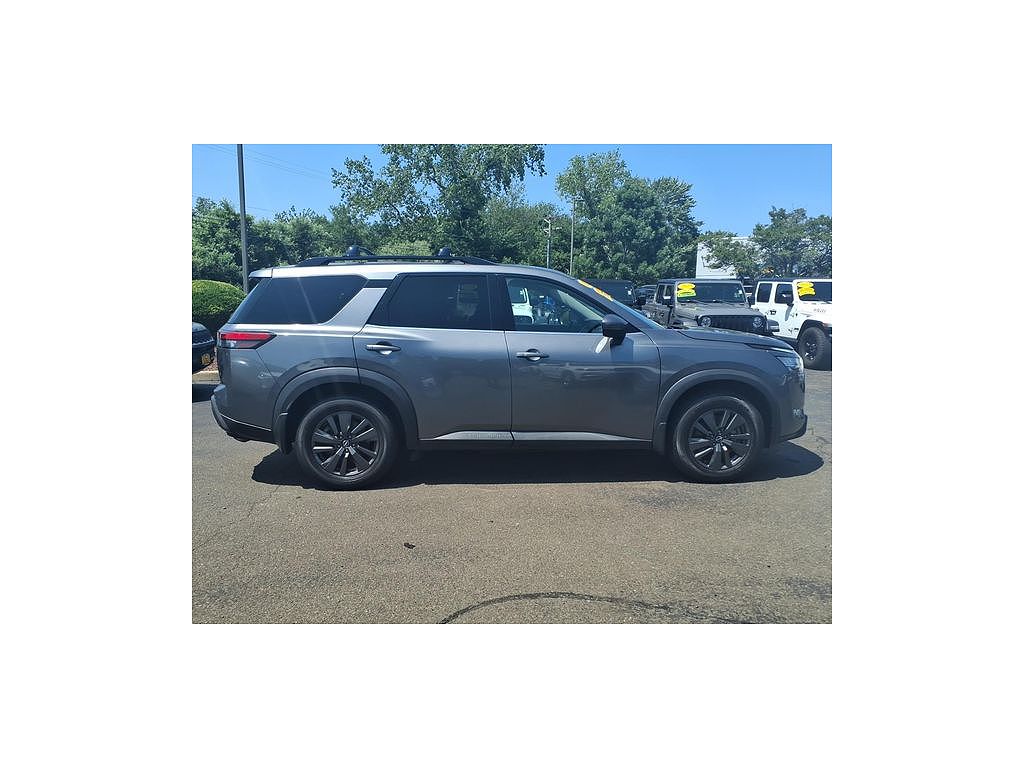 2022 Nissan Pathfinder SV