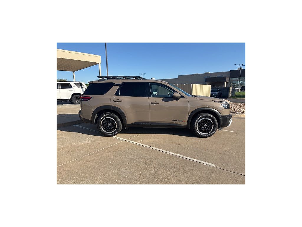 2023 Nissan Pathfinder SV