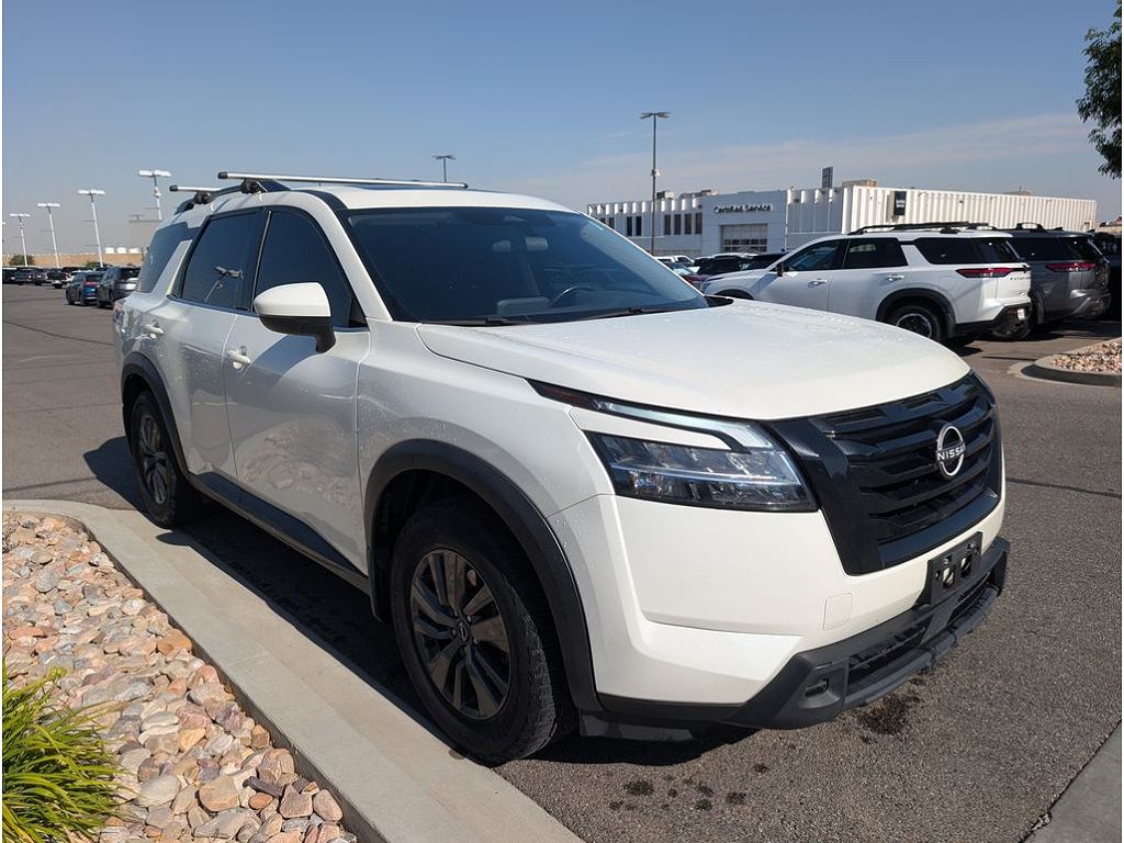 2022 Nissan Pathfinder SV