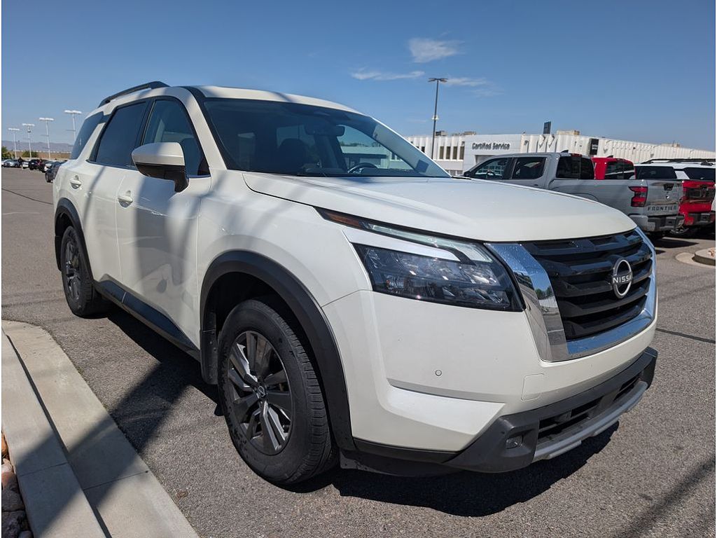 2024 Nissan Pathfinder SV