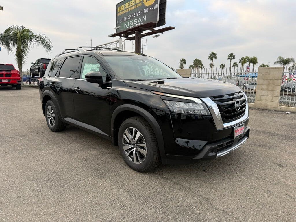2025 Nissan Pathfinder SL