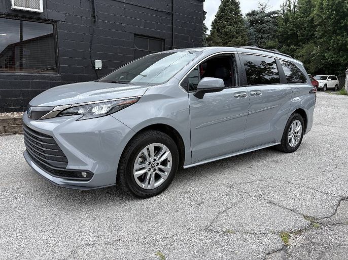 2022 Toyota Sienna XLE Woodland Edition