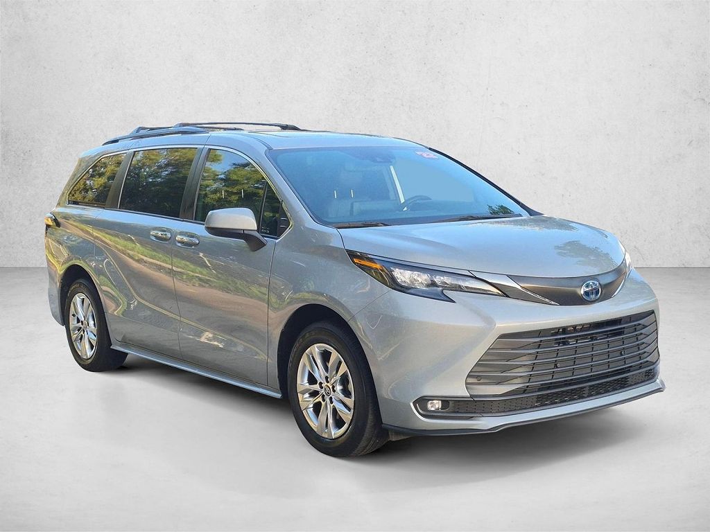 2022 Toyota Sienna XLE Woodland Edition