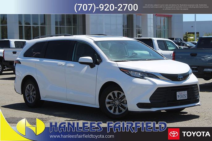 2022 Toyota Sienna LE 8-Passenger