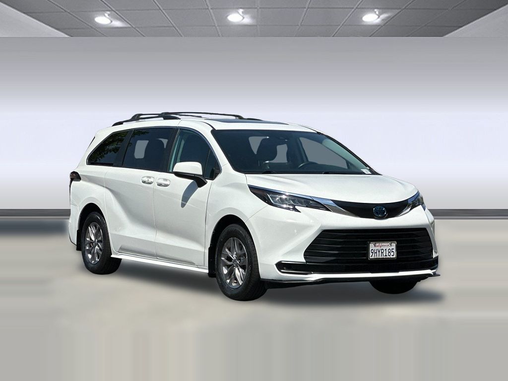 2023 Toyota Sienna LE 8 Passenger