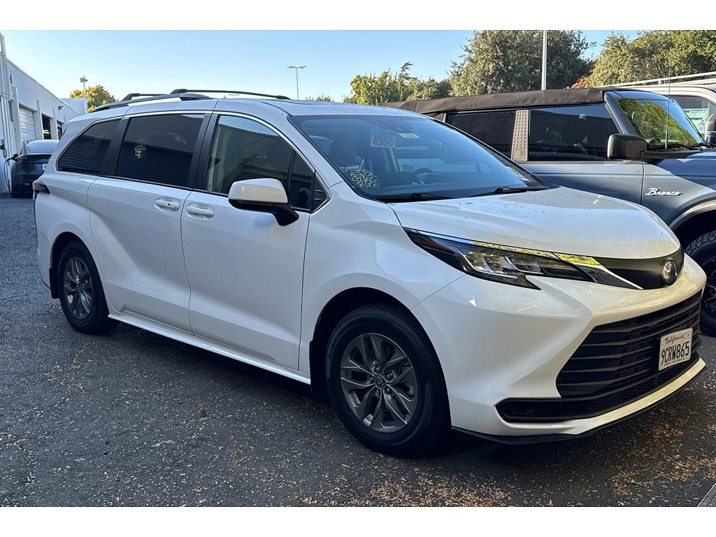 2022 Toyota Sienna LE