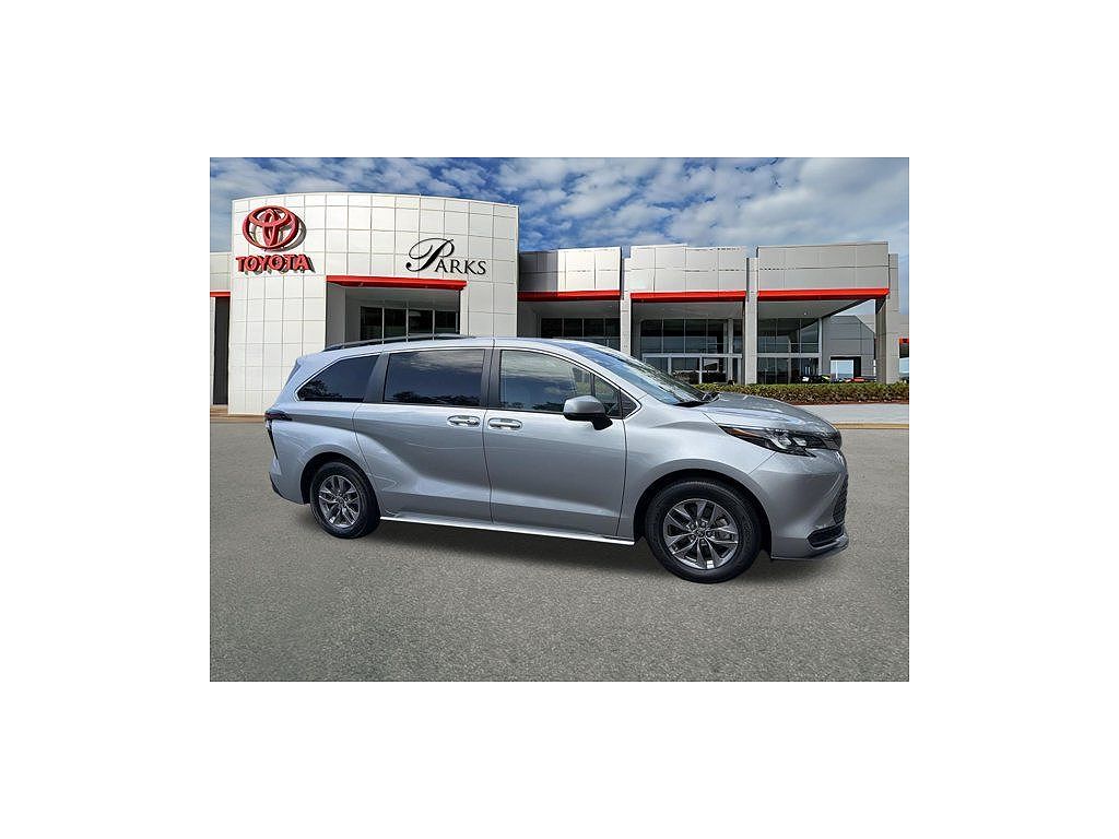 2024 Toyota Sienna LE 8-Passenger