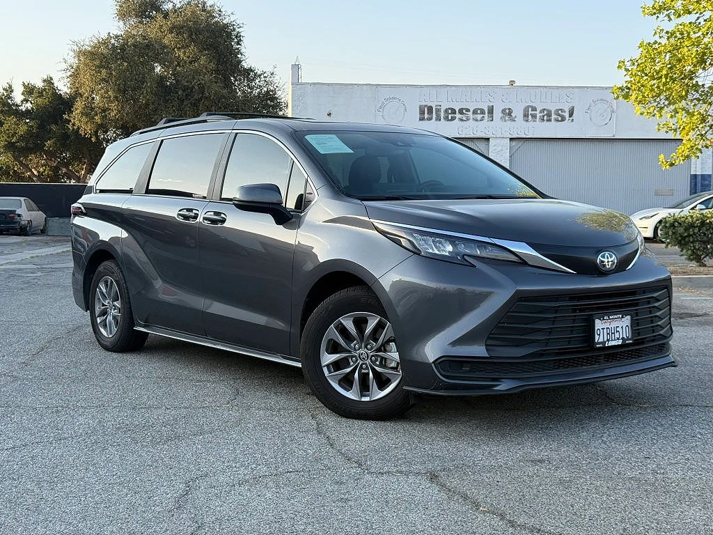 2025 Toyota Sienna LE 8-Passenger