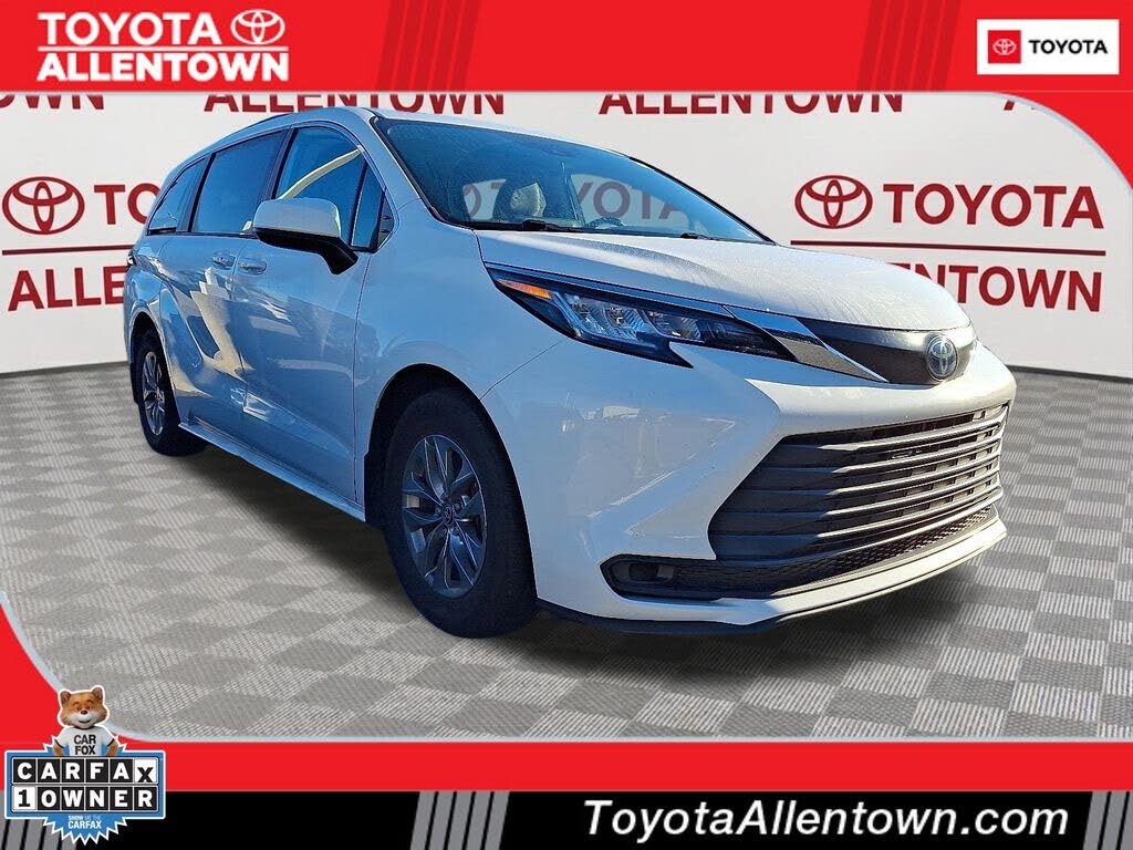 2022 Toyota Sienna LE 8-Passenger