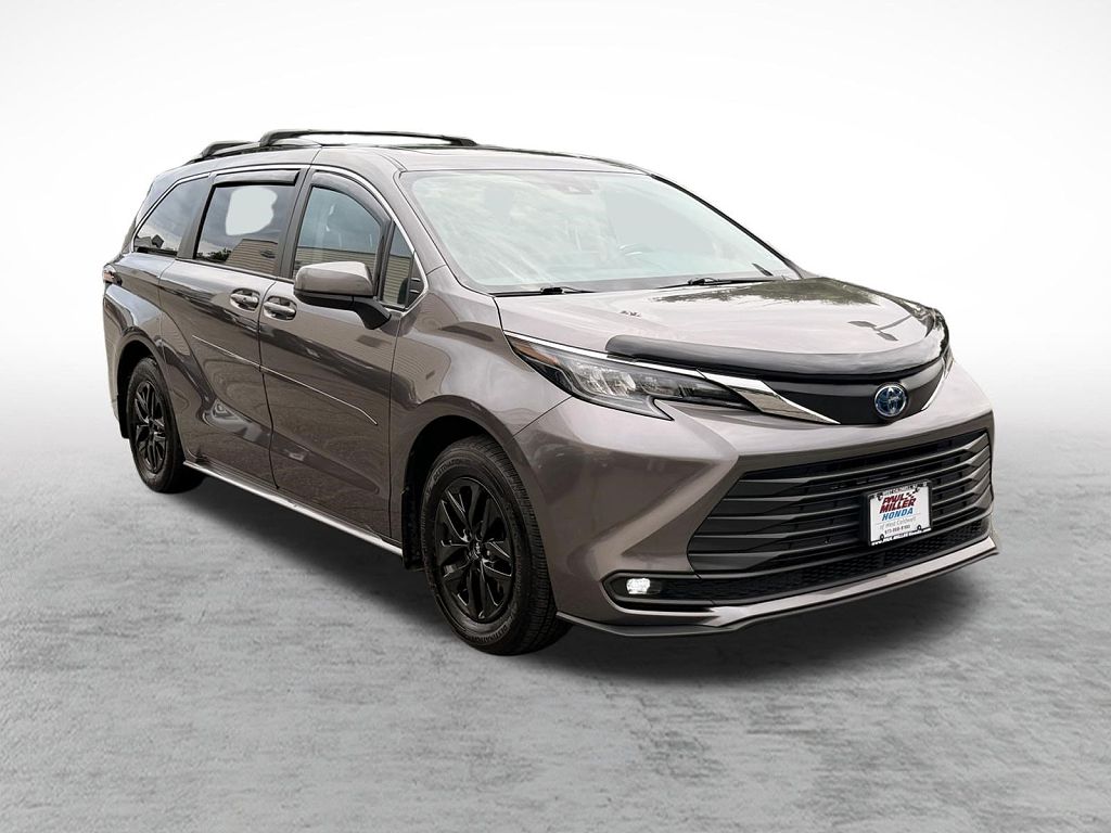 2024 Toyota Sienna LE 8-Passenger