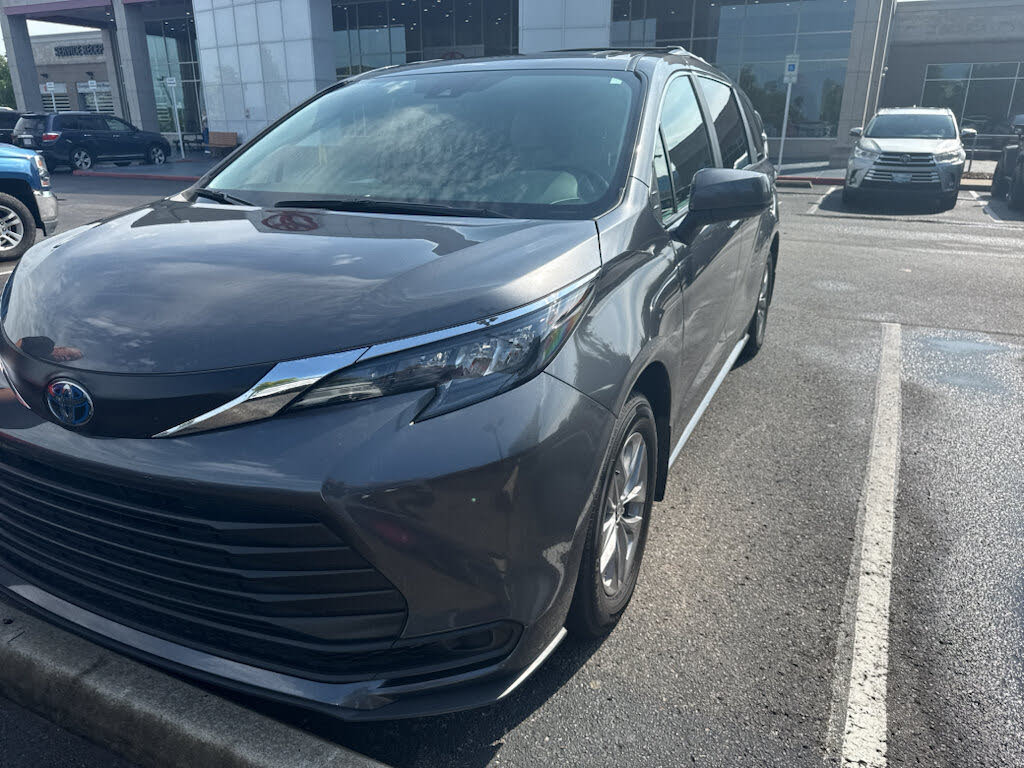 2025 Toyota Sienna LE 8-Passenger