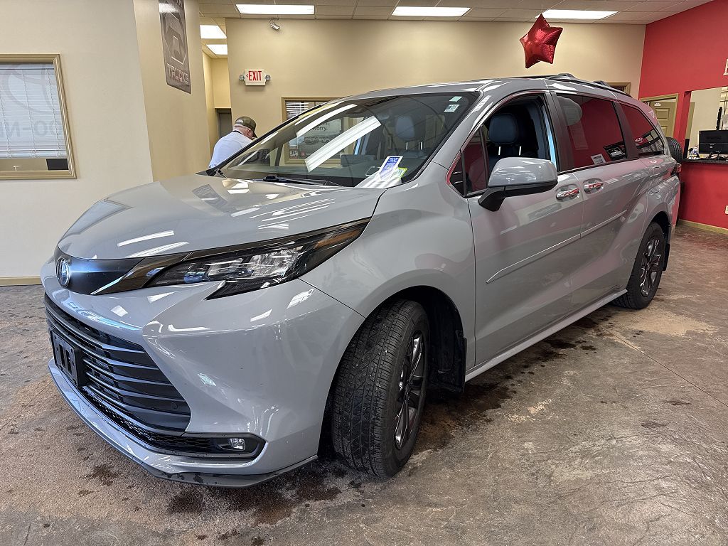 2024 Toyota Sienna XLE Woodland Edition