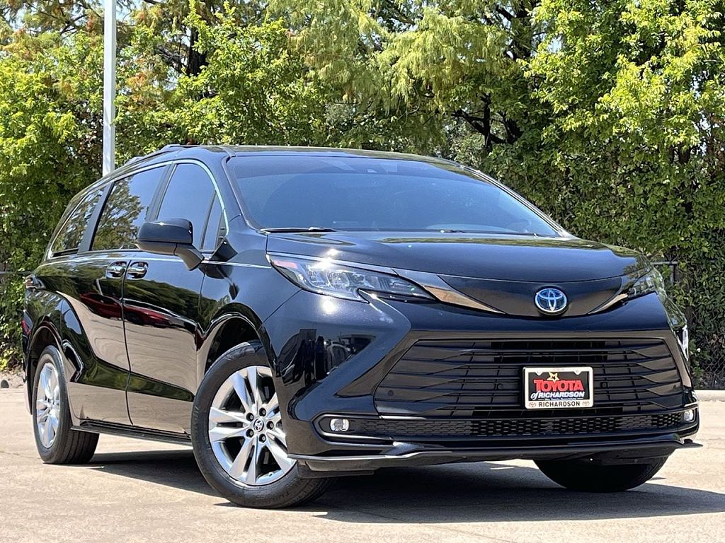 2023 Toyota Sienna Woodland Edition w/AWD Parks Plus Package