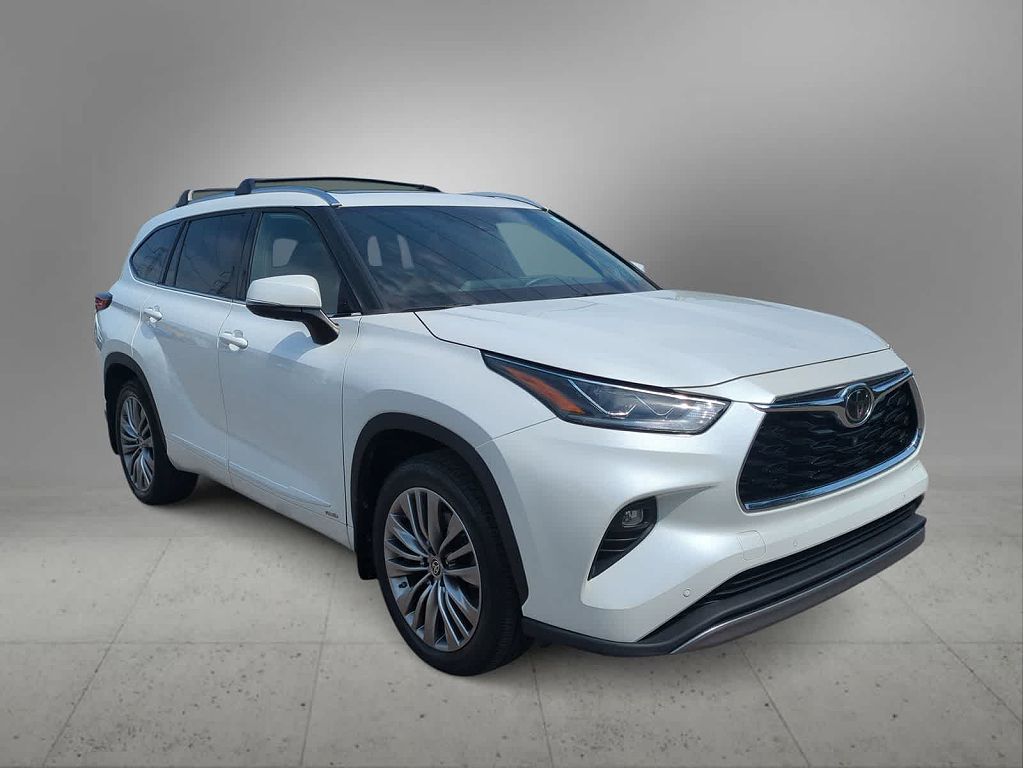2022 Toyota Highlander Hybrid Platinum