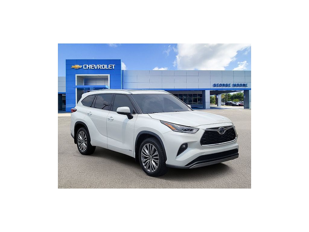 2022 Toyota Highlander Hybrid Platinum
