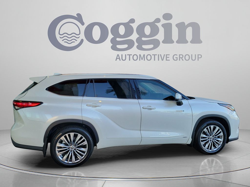 2021 Toyota Highlander Hybrid Platinum