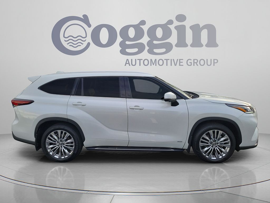 2026 Toyota Highlander Hybrid Platinum