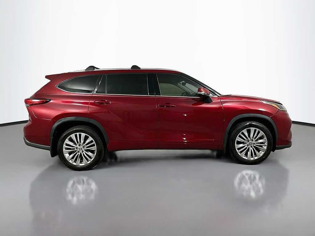 2022 Toyota Highlander Hybrid Platinum