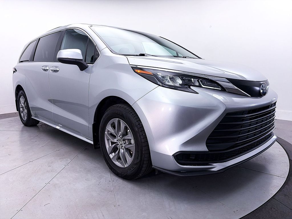 2025 Toyota Sienna XLE