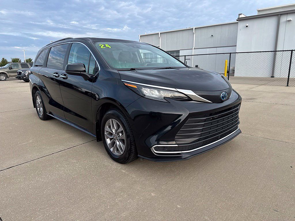 2024 Toyota Sienna LE
