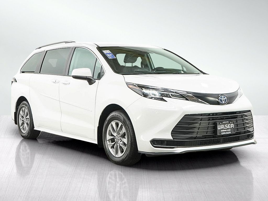 2024 Toyota Sienna LE